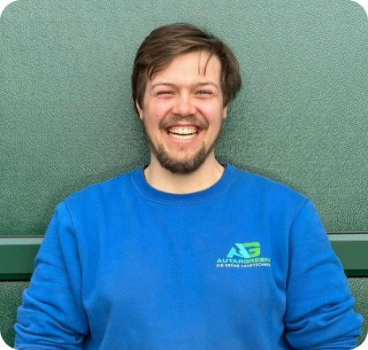 Er ist gelernter Elektriker und sorgt gemeinsam mit Tobias für die fachgerechte Montage deiner Photovoltaikanlage.