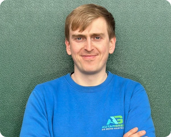 Als ausgebildeter Elektriker und Anlagenmechaniker für Heizung, Sanitär und Klimatechnik montiere ich auch selbst die Photovoltaikanlagen unserer Kunden.